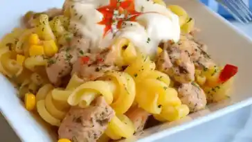 Nudelsalat mit Hähnchenfleisch und pikantem Dip