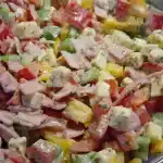 Paprika-Salat mit Schinken und Käse