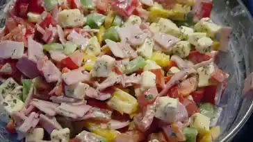 Paprika-Salat mit Schinken und Käse