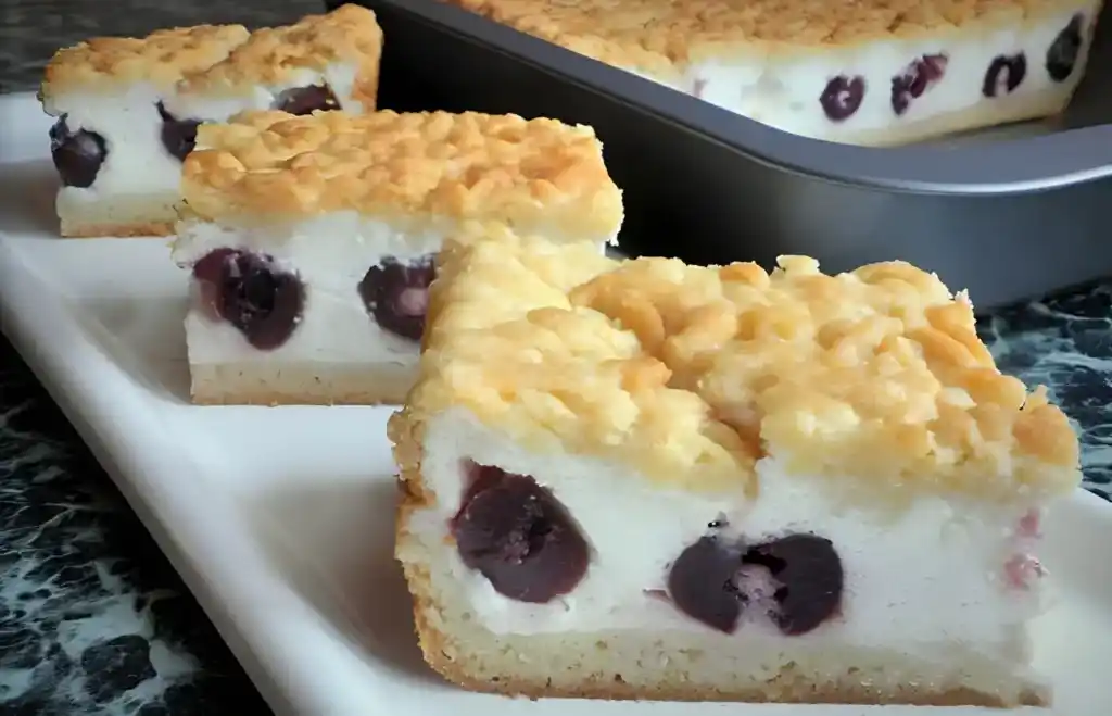 Raspelkuchen mit Joghurt-Kirsch-Füllung