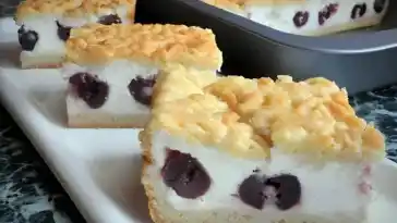 Raspelkuchen mit Joghurt-Kirsch-Füllung