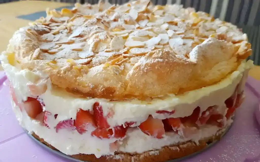 Schneemousse-Erdbeertorte