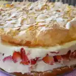 Schneemousse-Erdbeertorte