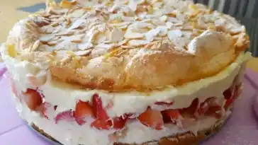 Schneemousse-Erdbeertorte