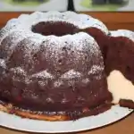 Schoko-Gugelhupf mit cremigem Käsekuchenherz