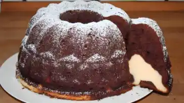 Schoko-Gugelhupf mit cremigem Käsekuchenherz