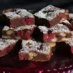 Verführerischer Schokoladenkuchen mit Bananen und Himbeeren