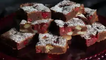 Verführerischer Schokoladenkuchen mit Bananen und Himbeeren