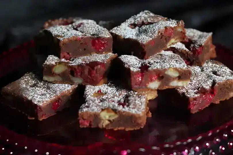 Verführerischer Schokoladenkuchen mit Bananen und Himbeeren
