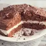 Verlockender Schokoladenkuchen mit Sahne und dunkler Schokolade