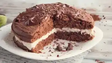 Verlockender Schokoladenkuchen mit Sahne und dunkler Schokolade