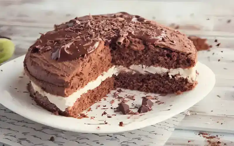Verlockender Schokoladenkuchen mit Sahne und dunkler Schokolade