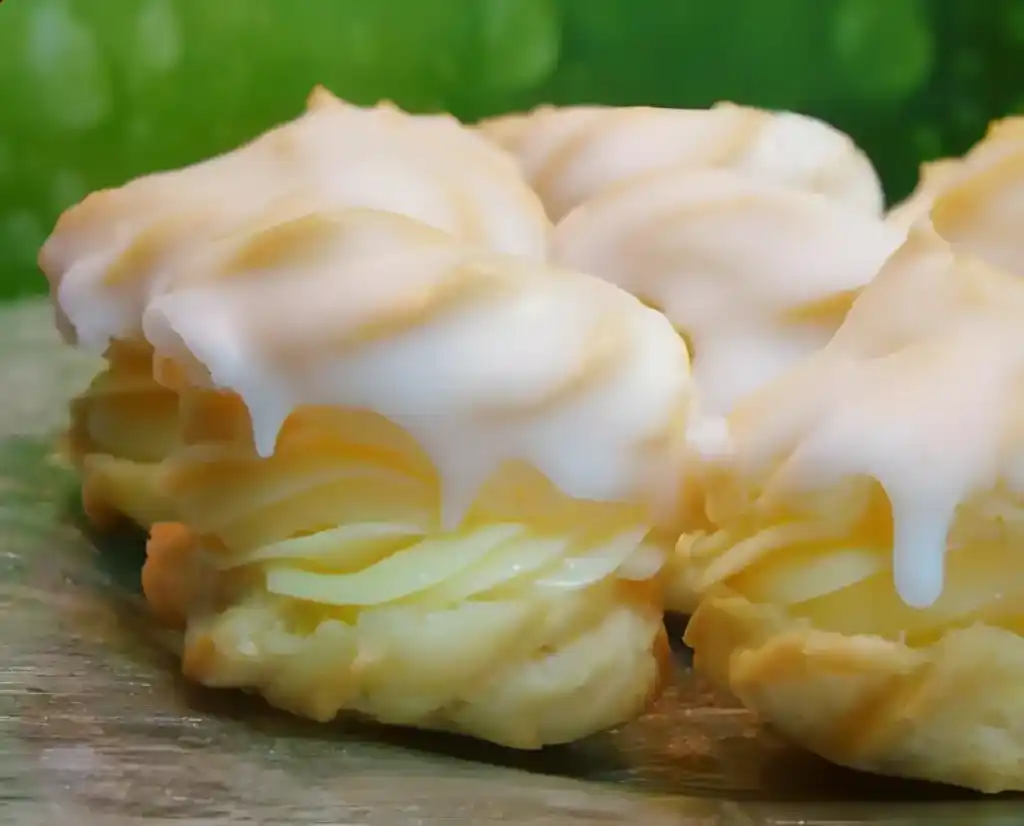 Spritzkuchen mit Vanillecreme und Zuckerguss