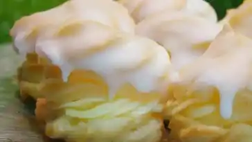 Spritzkuchen mit Vanillecreme und Zuckerguss