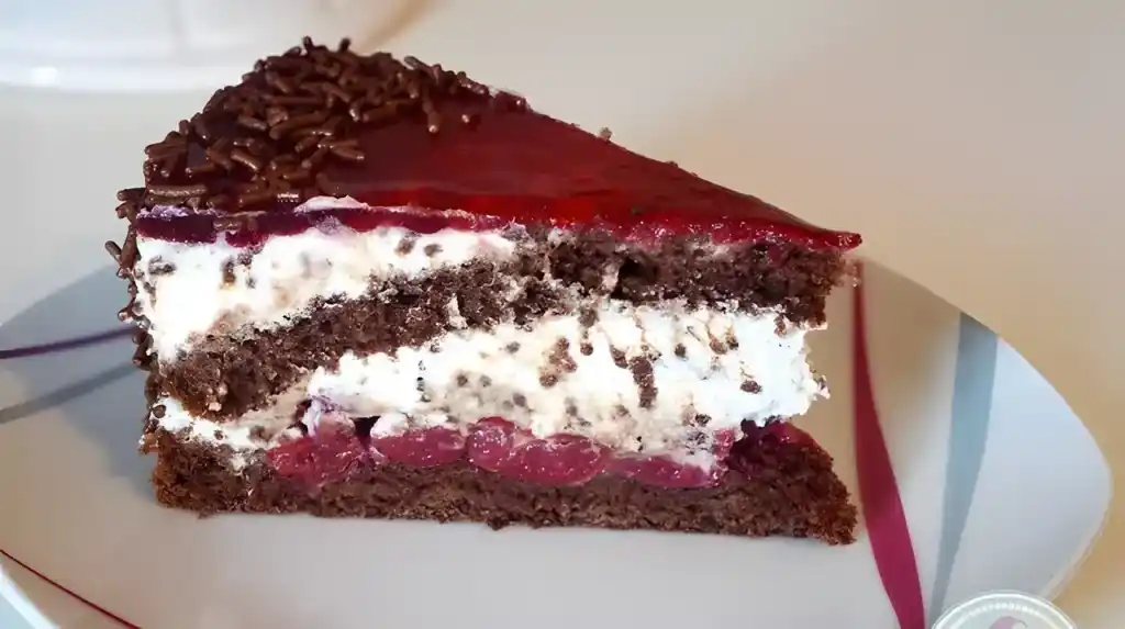 Stracciatella Kirschtorte: Eine himmlische Kombination aus Schokolade und saftigen Kirschen