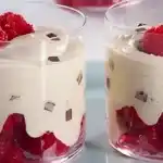 Süße Creme mit Himbeeren