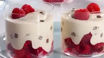Süße Creme mit Himbeeren