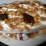 Süßes Dessert mit Mascarpone und Sauerkirschen
