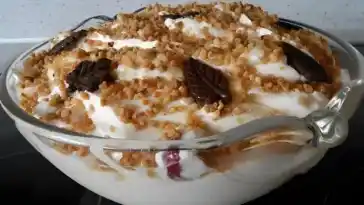 Süßes Dessert mit Mascarpone und Sauerkirschen