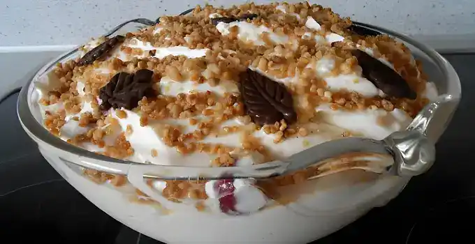 Süßes Dessert mit Mascarpone und Sauerkirschen