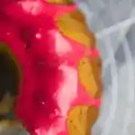 Tonka-Himbeer-Gugelhupf mit pinkem Guss – Ich backs mir!