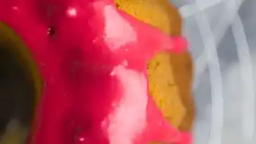 Tonka-Himbeer-Gugelhupf mit pinkem Guss – Ich backs mir!