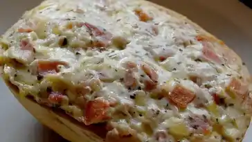 Überbackene Schinken Crème fraîche Brötchen