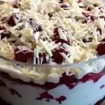 Weiße Creme mit Himbeeren