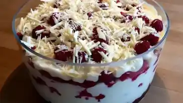 Weiße Creme mit Himbeeren