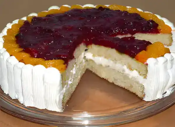 Cranberry-Sahnetorte mit Apfel-Biskuit und Nüssen