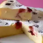 Fantastischer Fondant mit kleinen Schweizer und Sauerkirschen