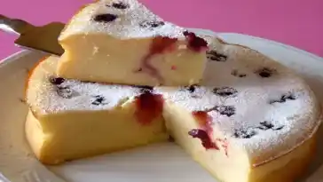Fantastischer Fondant mit kleinen Schweizer und Sauerkirschen