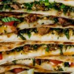 Gefüllte Pitabrote mit Hackfleisch und Feta