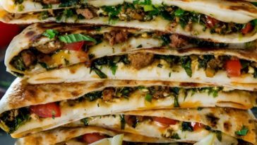 Gefüllte Pitabrote mit Hackfleisch und Feta