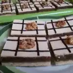 Mürbeteig-Nuss-Kuchen mit Eigelb-Glasur