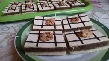 Mürbeteig-Nuss-Kuchen mit Eigelb-Glasur