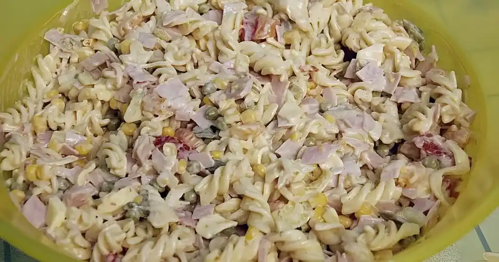 Nudelsalat mit Schinken und Käse