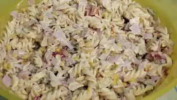 Nudelsalat mit Schinken und Käse