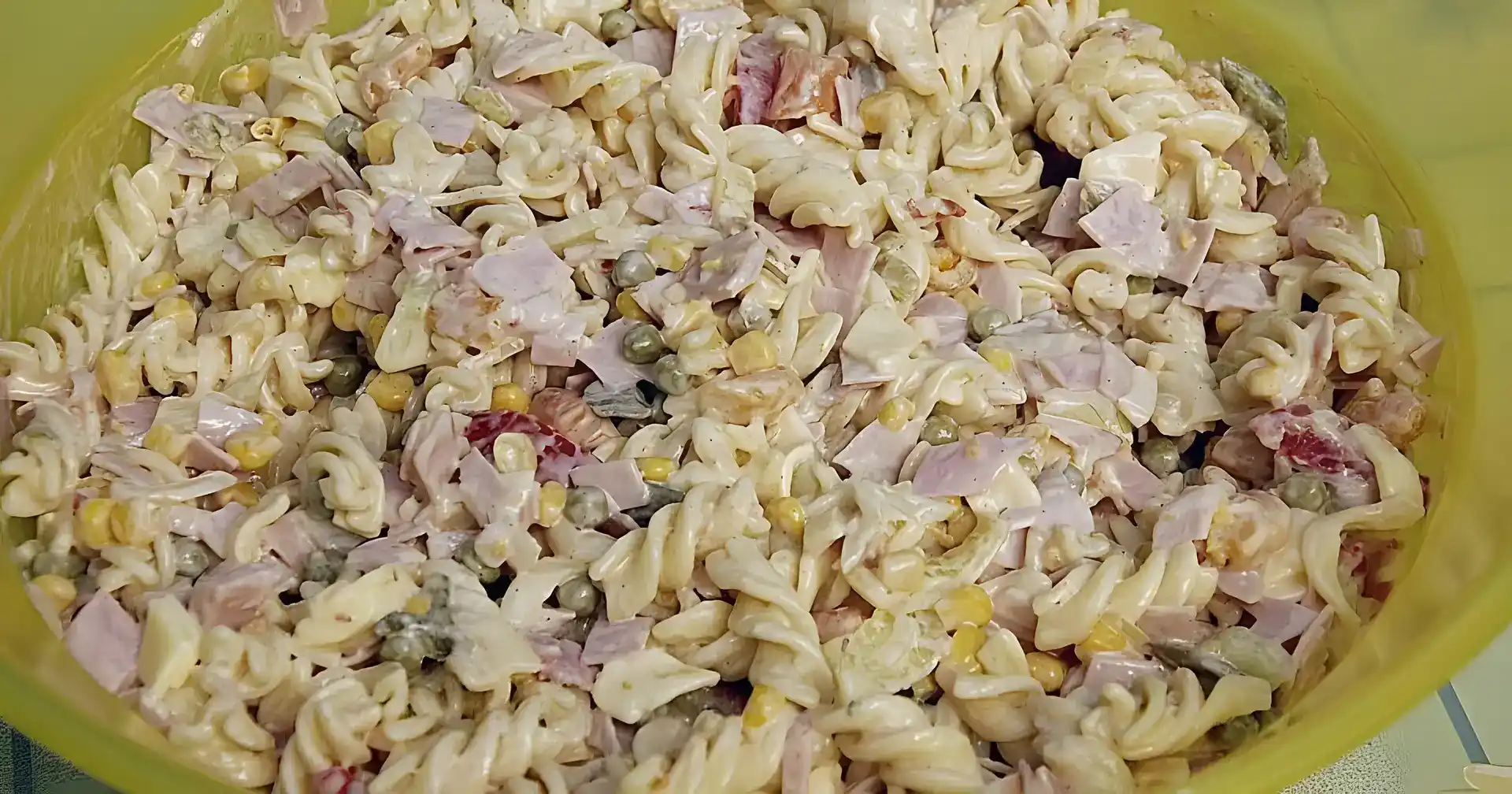 Nudelsalat mit Schinken und Käse