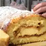 Omas Geheimrezept für eine wirklich flaumige Biskuitroulade