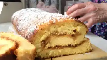 Omas Geheimrezept für eine wirklich flaumige Biskuitroulade