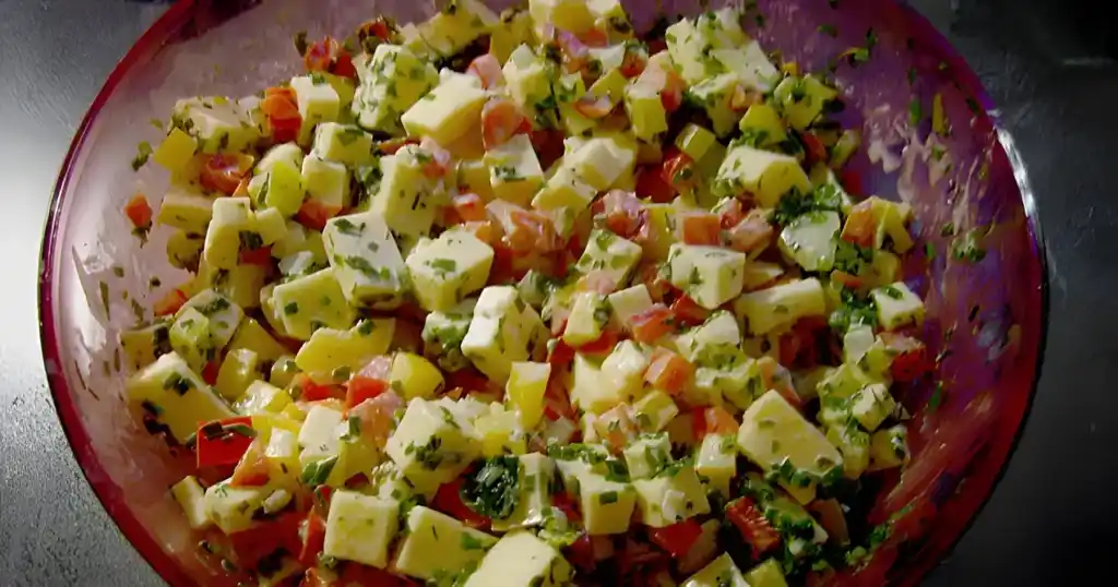Paprika-Gouda-Salat mit cremigem Kräuterdressing