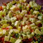 Paprika-Gouda-Salat mit cremigem Kräuterdressing