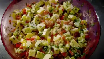 Paprika-Gouda-Salat mit cremigem Kräuterdressing
