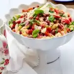Pizza-Salat mit Nudeln