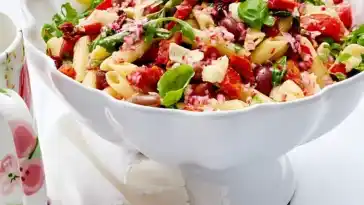 Pizza-Salat mit Nudeln