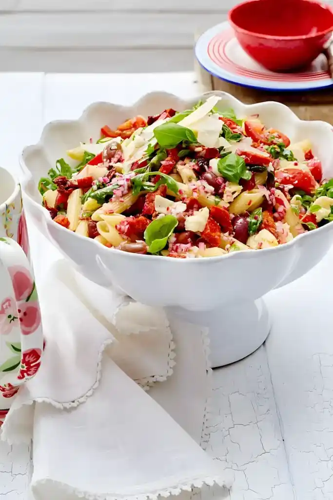 Pizza-Salat mit Nudeln