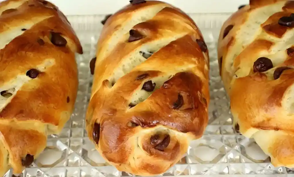 Karamell-Brioche mit gesalzener Butter und Schokoladenstückchen