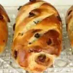 Karamell-Brioche mit gesalzener Butter und Schokoladenstückchen