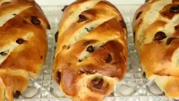 Karamell-Brioche mit gesalzener Butter und Schokoladenstückchen